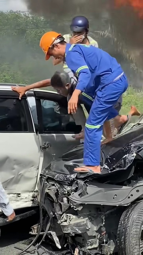 Công an tìm những 'người hùng' lao vào cứu tài xế mắc kẹt trong vụ tai nạn ở cầu Phú Mỹ- Ảnh 1. Những
