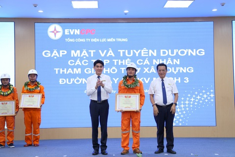PC Quảng Nam tuyên dương đội xung kích hỗ trợ thi công đường dây 500kV mạch 3- Ảnh 3. Anh Hồ Tấn Xét - Công nhân Đội QLVH LĐCT nhận khen thưởng của Công đoàn EVNCPC
