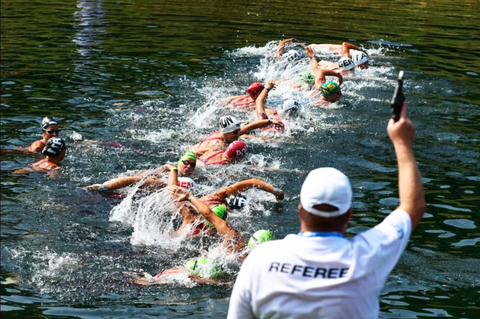 Vận động viên bơi Olympic chống vi khuẩn ở sông Seine bằng nước ngọt có gas- Ảnh 1. VĐV bơi tại Olympic 2024 uống nước ngọt có gas sau khi bơi trên sông Seine để ngăn ngừa các vấn đề về đường tiêu hóa