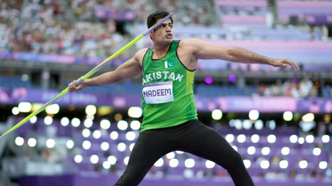 Khán giả ‘đứng hình’ xem cú ném lao phá kỷ lục Olympic của Nadeem- Ảnh 1. VĐV người Pakistan Arshad Nadeem với cú ném lao làm nên lịch sử tại Olympic 2024
