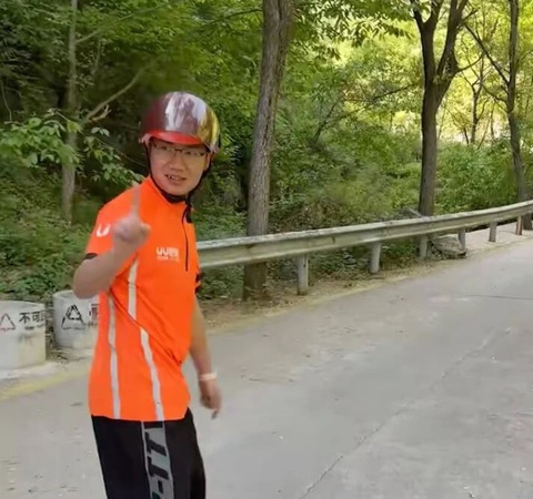 Cô gái thuê shipper lên núi phá ổ khóa tình yêu với bạn trai cũ- Ảnh 2. Anh shipper kiêm