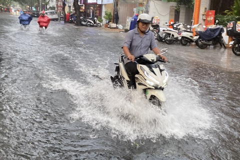 Thời tiết TP.HCM 'õng ẹo', chỗ mưa to chỗ lớt phớt- Ảnh 4. Thời tiết TP.HCM 'õng ẹo', chỗ mưa to chỗ lớt phớt- Ảnh 4.