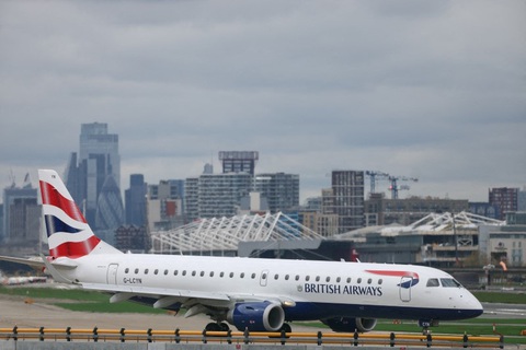 Bị cấm bay qua không phận Nga, British Airways ngừng bay đến Bắc Kinh- Ảnh 1. Một chiếc máy bay của British Airways chuẩn bị cất cánh từ thủ đô London, Anh ngày 11-4-2024 - Ảnh: REUTERS