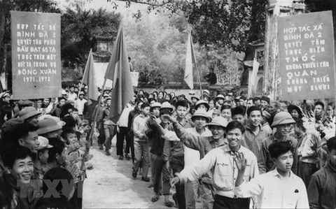 Hưởng ứng phong trào “Ba sẵn sàng”, thanh niên Hà Tây nô nức lên đường vì Tổ quốc (tháng 8/1964). Ảnh: TXVN Hưởng ứng phong trào “Ba sẵn sàng”, thanh niên Hà Tây nô nức lên đường vì Tổ quốc (tháng 8-1964) - Ảnh: TTXVN