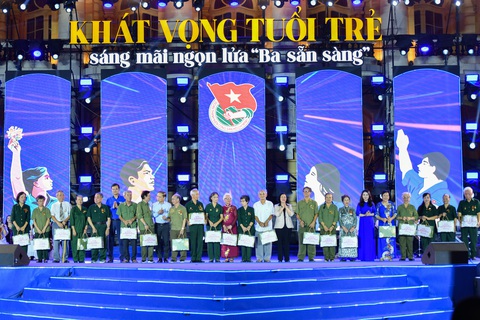 Lãnh đạo Đảng, Nhà nước, TP Hà Nội tặng quà tri ân các nhân chứng lịch sử thời kỳ “Ba Sẵn sàng” - Ảnh: PHẠM MẠNH Lãnh đạo Đảng, Nhà nước, TP Hà Nội tặng quà tri ân các nhân chứng lịch sử thời kỳ “Ba sẵn sàng” - Ảnh: PHẠM MẠNH