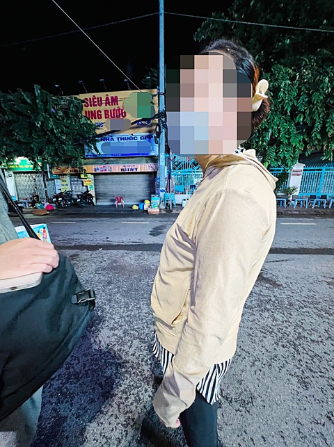 Ở trước cổng Bệnh viện Ung bướu TP.HCM, “cò” ra giá để lấy số nhỏ, khám sớm - Ảnh: YẾN TRINH Bao giờ đỡ cảnh nửa đêm chờ khám bệnh?- Ảnh 3.