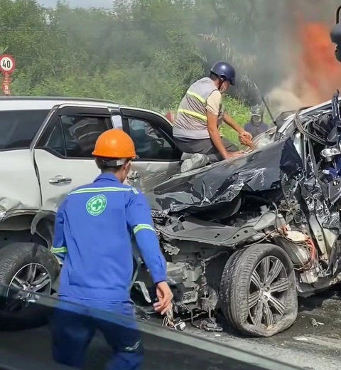 Lan truyền clip nhóm người đập cửa ô tô cứu tài xế vụ tai nạn 8 ô tô trên cầu Phú Mỹ- Ảnh 1. Lan truyền clip nhóm người đập cửa ô tô cứu tài xế vụ tai nạn 8 ô tô trên cầu Phú Mỹ- Ảnh 1.