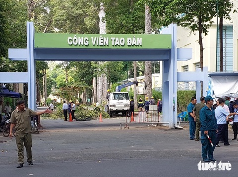 Cơ quan chức năng phong toả công viên Tao Đàn - Ảnh: ĐÌNH KHẢI Gãy nhánh cây ở công viên Tao Đàn, 2 người chết, 3 người bị thương- Ảnh 3.