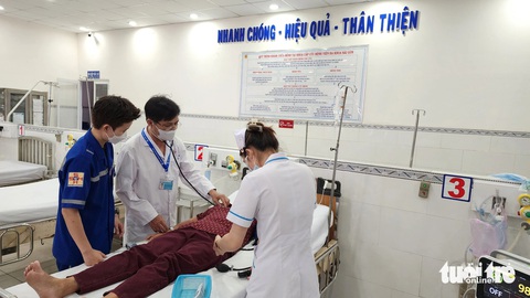 Các bác sĩ Bệnh viện Đa khoa Sài Gòn đang thăm khám cho bệnh nhân trong vụ tai nạn - Ảnh: Bệnh viện cung cấp Gãy nhánh cây ở công viên Tao Đàn, 2 người chết, 3 người bị thương- Ảnh 4.