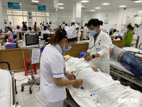 2 bệnh nhân khác cũng đang được các bác sĩ Bệnh viện Nhân dân 115 thăm khám - Ảnh: Bệnh viện cung cấp Tại Bệnh viện Nhân dân 115, hai nạn nhân vụ gãy nhánh cây đang được các bác sĩ tích cực điều trị - Ảnh: Bệnh viện cung cấp cho Tuổi Trẻ Online