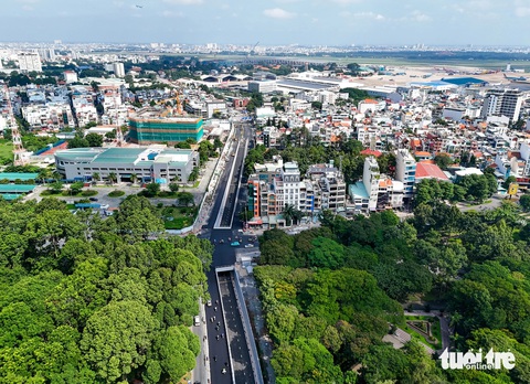 Diện mạo hầm chui cửa ngõ sân bay Tân Sơn Nhất đã hoàn thiện 99%- Ảnh 11. Suốt thời gian thi công, các nhà thầu gặp nhiều khó khăn vì hầm chui nằm ở cửa ngõ sân bay Tân Sơn Nhất, mỗi ngày đều có đông đúc xe cộ đi lại. Khi hoàn thành, dự án sẽ giúp thông suốt từ khu vực hầm chui ra đường Cộng Hòa - Trường Chinh, đồng thời nối nhà ga T3 Tân Sơn Nhất - Ảnh: CHÂU TUẤN