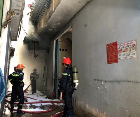 Cháy một căn nhà trong khu dân cư đông đúc ở Đà Nẵng- Ảnh 1. Lực lượng chức năng tiếp cận vụ cháy - Ảnh: THANH NGUYÊN