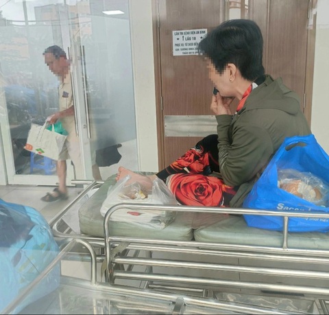 Khoan trách cứ, có những ồn ào cần thiết cho cuộc sống?- Ảnh 1. Những cuộc điện thoại với người thân đôi khi mang lại cho bệnh nhân cảm giác được quan tâm, chia sẻ - Ảnh: TR.D.