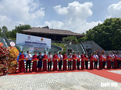 Các đại biểu cắt băng khánh thành công trình tu bổ di tích Trường dạy làm báo Huỳnh Thúc Kháng - Ảnh: T.ĐIỂU Sống lại ký ức lịch sử Trường dạy làm báo Huỳnh Thúc Kháng- Ảnh 1.