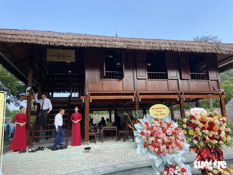 Nhà sàn - Bảo tàng thu nhỏ trưng bày về Báo chí Chiến khu Việt Bắc - Ảnh: T.ĐIỂU Sống lại ký ức lịch sử Trường dạy làm báo Huỳnh Thúc Kháng- Ảnh 10.