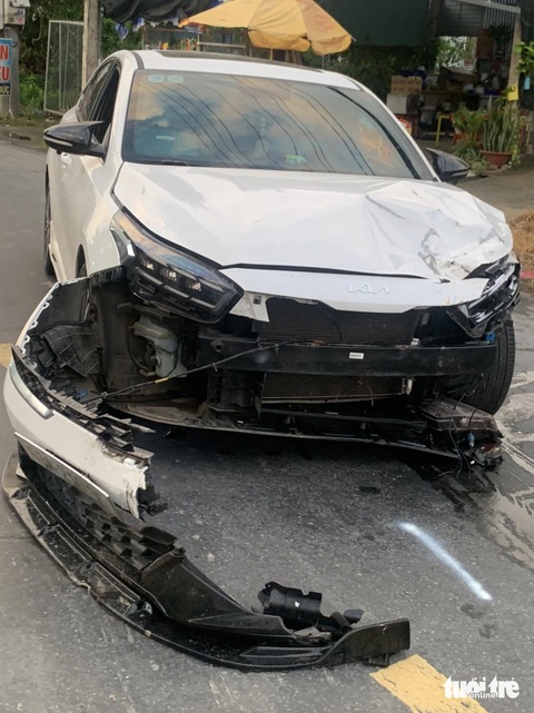 Bắt thanh niên không bằng lái, có nồng độ cồn, lái ô tô tông chết người- Ảnh 2. Chiếc ô tô Khánh lái gây tai nạn - Ảnh: NGỌC THÁI