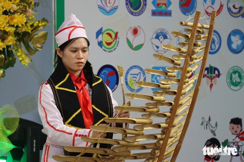 Cả ngàn đội viên Liên hoan Tiếng kèn Đội ta diễn phục vụ cộng đồng- Ảnh 5. Đội của Trung tâm Hoạt động thanh thiếu nhi tỉnh Lâm Đồng mang đến liên hoan nhiều tiết mục đậm chất núi rừng Tây Nguyên - Ảnh: Q.HUY