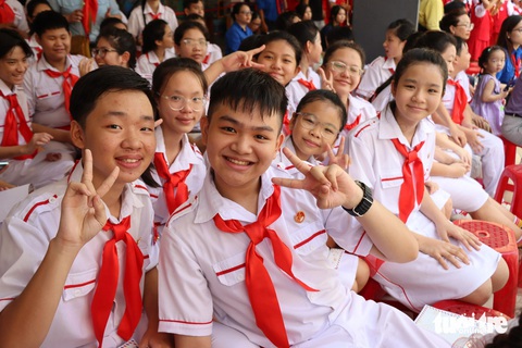 Cả ngàn đội viên Liên hoan Tiếng kèn Đội ta diễn phục vụ cộng đồng- Ảnh 6. Hoàn thành phần biểu diễn, các bạn lại hào hứng cổ vũ cho các đội còn lại không phân biệt đội bạn hay đội mình - Ảnh: Q.HUY