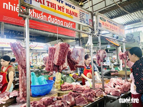 Dịch tả heo châu Phi ở 2 xã, hàng thịt các chợ Đà Nẵng bị vạ lây- Ảnh 2. Nhiều tiểu thương cho biết sức mua giảm hẳn so với ngày thường sau thông tin dịch tả heo châu Phi - Ảnh: ĐOÀN NHẠN