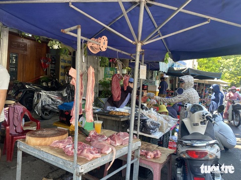 Dịch tả heo châu Phi ở 2 xã, hàng thịt các chợ Đà Nẵng bị vạ lây- Ảnh 3. Người dân cần hạn chế mua thịt heo tại các quầy thịt tự phát - Ảnh: ĐOÀN NHẠN