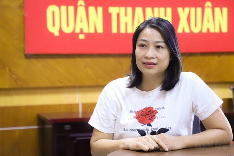 Bà Nguyễn Thị Phương Hoa - phó giám đốc Bảo hiểm xã hội quận Thanh Xuân, Hà Nội - Ảnh: HÀ QUÂN Mở tài khoản ngân hàng nhưng chưa lãnh được lương hưu, vì sao?- Ảnh 3.