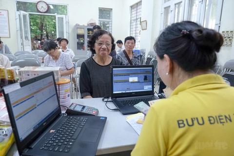 Người dân chờ tới lượt lãnh lương hưu trực tiếp tại một điểm chi trả lương hưu tại quận Thanh Xuân, Hà Nội - Ảnh: HÀ QUÂN Người dân chờ tới lượt lãnh lương hưu trực tiếp tại một điểm chi trả lương hưu tại quận Thanh Xuân, Hà Nội - Ảnh minh họa: HÀ QUÂN