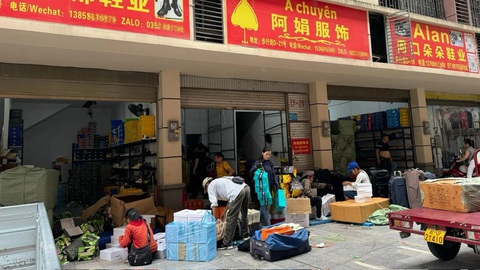 Nhà bán hàng Trung Quốc chào các sản phẩm với mẫu mã và phân khúc giá đa dạng, sẵn sàng lo các khâu để khách sỉ thuận lợi mua về kinh doanh - Ảnh: BÔNG MAI Doanh nghiệp Trung Quốc dùng trí tuệ nhân tạo dự báo xu hướng tiêu dùng của người Việt- Ảnh 1.
