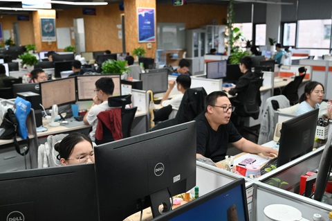 Nhờ công nghệ, doanh nghiệp Trung Quốc có thể dự báo được xu hướng tiêu dùng, chuẩn bị trước hàng hoá bán qua Việt Nam - Ảnh: BÔNG MAI Nhờ công nghệ, doanh nghiệp Trung Quốc có thể dự báo được xu hướng tiêu dùng, chuẩn bị trước hàng hóa bán qua Việt Nam - Ảnh: BÔNG MAI