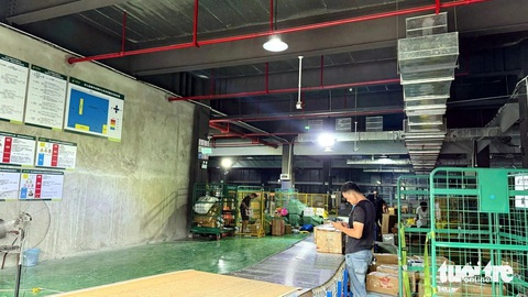 Kho Trung Quốc, nằm sát biên giới với tỉnh Lào Cai (Việt Nam), thuận tiện vận chuyển hàng hóa - Ảnh: BÔNG MAI Nhiều tổng kho hàng Trung Quốc 'mọc' sát biên giới Việt Nam- Ảnh 1.