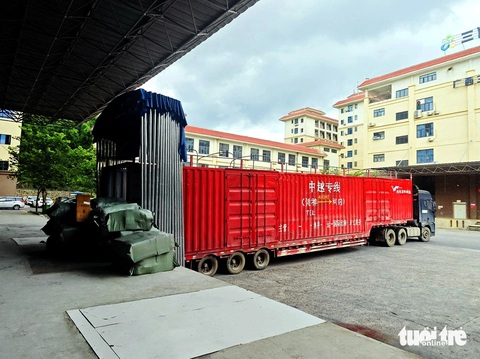 Xe chuyên chở hàng Trung Quốc về Việt Nam, đang đậu ở kho Bằng Tường (giáp tỉnh Lạng Sơn) - Ảnh: BÔNG MAI Nhiều tổng kho hàng Trung Quốc 'mọc' sát biên giới Việt Nam- Ảnh 4.