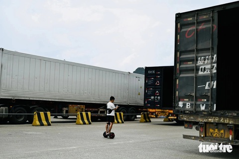 Nhiều tổng kho hàng Trung Quốc 'mọc' sát biên giới Việt Nam- Ảnh 5. Trong lúc nhiều container đang chờ chuyển hàng qua Việt Nam, một số xe khác chở thùng rỗng trở về khu cửa khẩu Bằng Tường (Trung Quốc) - Ảnh: BÔNG MAI