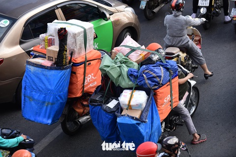 Shipper chở hàng giao cho khách ở quận Bình Thạnh, TP.HCM - Ảnh: Q.ĐỊNH Nhờ đâu hàng Trung Quốc về Việt Nam thần tốc, giá rẻ?- Ảnh 2.