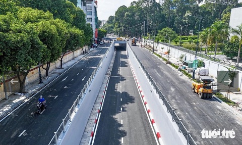 Sau thông xe, người dân đi lại qua hầm chui Trần Quốc Hoàn - Cộng Hòa ra sao?- Ảnh 1. Hầm chui Trần Quốc Hoàn - Phan Thúc Duyện (cửa ngõ Tân Sơn Nhất) đã hoàn thiện cơ bản, sẵn sàng thông xe vào ngày mai 10-8 - Ảnh: CHÂU TUẤN