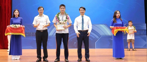 Hội thi Tin học trẻ toàn quốc 30 năm là sân chơi của tài năng tin học- Ảnh 1. Trao giải nhất cho thí sinh tại Hội thi Tin học trẻ toàn quốc năm 2024 - Ảnh: BTC