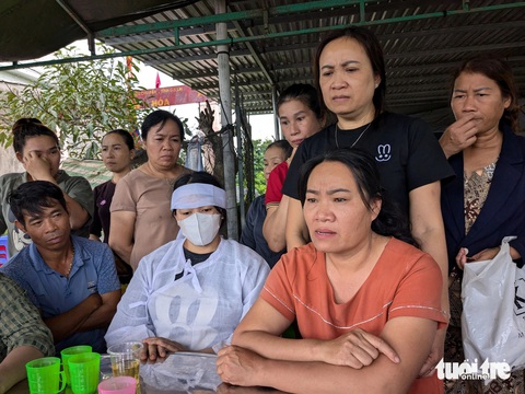 Bệnh nhân hồi tỉnh sau tai nạn rồi hôn mê, tử vong, gia đình bức xúc- Ảnh 1. Bà Nguyễn Thị Thảo (áo màu cam, mẹ bệnh nhân) kể lại thời điểm con trai bị tai nạn giao thông - Ảnh: TẤN LỰC
