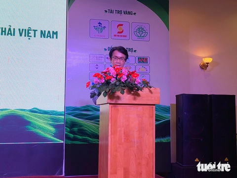 Sẽ có chính sách ưu đãi đặc biệt cho doanh nghiệp tái chế rác thải giá trị thấp- Ảnh 1. Ông Trần Việt Anh - chủ tịch Hiệp hội Tái chế chất thải Việt Nam - phát biểu tại sự kiện - Ảnh: NHẬT XUÂN