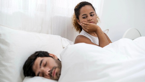 'Ly hôn ngủ' xảy ra với cả gen Z- Ảnh 1. Ngủ chung không phải lúc nào cũng ổn cho đời sống vợ chồng - Ảnh: Thianchai Sitthikongsak/Getty Images