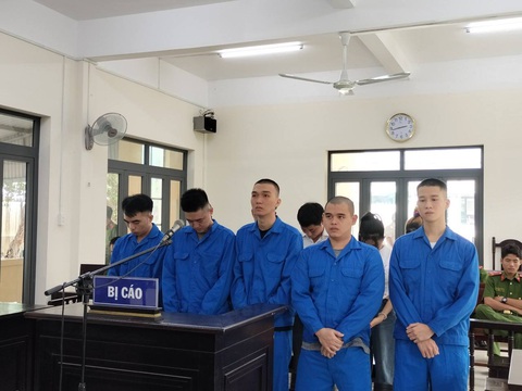 Bắt tạm giam cô gái 17 tuổi mua 3 thiếu nữ 15 tuổi làm kỹ thuật viên massage- Ảnh 1. Các bị cáo trong vụ mua đi bán lại cô gái 18 tuổi làm massage bị xét xử vào đầu tháng 7 - Ảnh: Đ.H.