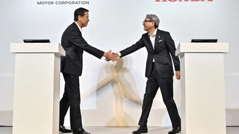'Honda đang âm thầm thâu tóm Nissan và Mitsubishi'- Ảnh 2. Ông Makoto Uchida (trái), chủ tịch kiêm CEO của Nissan, và ông Toshihiro Mibe, chủ tịch kiêm CEO của Honda, tại một cuộc họp báo ở Tokyo. Hiện tại Nissan và Honda vẫn chưa thảo luận về việc chia sẻ vốn nhưng đang xem xét nhiều lựa chọn, trong đó có khả năng thành lập một công ty mới - Ảnh: Getty