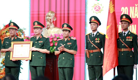 Cục Cứu hộ - Cứu nạn nhận Huân chương Bảo vệ Tổ quốc hạng nhất- Ảnh 1. Thượng tướng Nguyễn Tân Cương (giữa) - thứ trưởng Bộ Quốc phòng - chúc mừng Cục Cứu hộ - Cứu nạn nhận Huân chương Bảo vệ Tổ quốc hạng nhất - Ảnh: TUẤN PHÙNG
