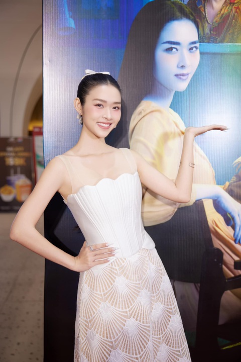 Diệp Bảo Ngọc khen Tuấn Trần dũng cảm- Ảnh 1. Diệp Bảo Ngọc xinh đẹp tại showcase Làm giàu với ma