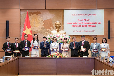 Phó chủ tịch Quốc hội: Doanh nhân có thể già đi nhưng doanh nghiệp phải luôn luôn trẻ- Ảnh 6. Phó chủ tịch Quốc hội Nguyễn Đức Hải tặng quà cho Top 10 doanh nhân trẻ khởi nghiệp xuất sắc năm 2024