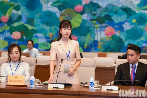 Phó chủ tịch Quốc hội: Doanh nhân có thể già đi nhưng doanh nghiệp phải luôn luôn trẻ- Ảnh 3. Đại diện Top 10 doanh nhân trẻ khởi nghiệp xuất sắc báo cáo những vấn đề gặp phải trong kinh doanh với phó chủ tịch Quốc hội và các vị lãnh đạo