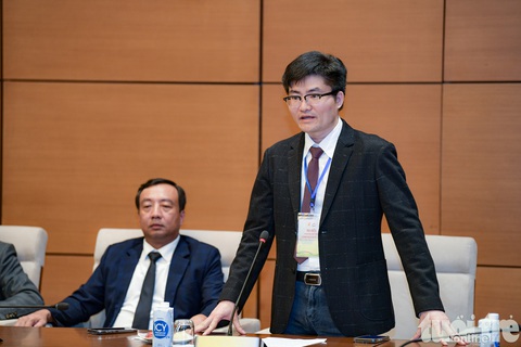 Phó chủ tịch Quốc hội: Doanh nhân có thể già đi nhưng doanh nghiệp phải luôn luôn trẻ- Ảnh 2. Anh Nguyễn Văn Hùng, chủ tịch Câu lạc bộ Đầu tư và khởi nghiệp doanh nghiệp trẻ Việt Nam, nêu những vướng mắc cũng như những đề xuất của doanh nghiệp trẻ với phó chủ tịch Quốc hội