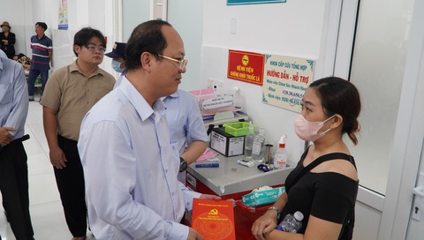 Lãnh đạo Thành ủy TP.HCM thăm các nạn nhân bị thương do gãy nhánh cây ở công viên Tao Đàn- Ảnh 4. Thảnh ủy TP.HCM gửi phần quà chia sẻ cùng gia đình các nạn nhân - Ảnh: CẨM NƯƠNG