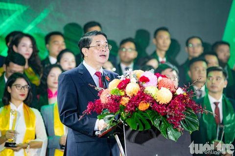 Vinh danh 86 doanh nhân trẻ khởi nghiệp xuất sắc 2024- Ảnh 2. Phó chủ tịch Quốc hội Nguyễn Đức Hải phát biểu tại buổi lễ