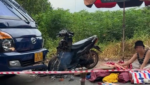 Hiện trường vụ tai nạn thương tâm khiến gia đình 3 người tử vong - Ảnh: B.Đ. Bố mẹ và con nhỏ chết thảm khi va chạm xe tải- Ảnh 1.