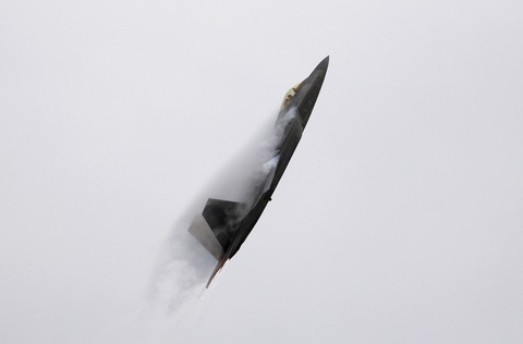 Tiêm kích tàng hình F-22 tiên tiến của Mỹ - Ảnh: REUTERS Tin tức thế giới 9-8: Mỹ đưa phi đội F-22 tới Trung Đông, cảnh báo mạnh mẽ với Iran- Ảnh 1.