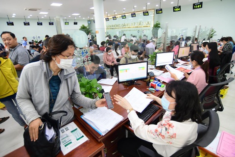 Người dân làm thủ tục đất đai tại TP.HCM - Ảnh: QUANG ĐỊNH Hiểu sai luật, người dân nhiều nơi ùn ùn gia hạn thời gian sử dụng đất- Ảnh 1.