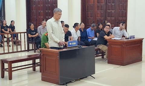 Bị cáo Nguyễn Đức Hùng trong phiên xét xử tại phiên tòa ở Bắc Giang - Ảnh: Công an Bắc Giang Gây án mạng khi pha cà phê, người đàn ông U60 lĩnh án tù 15 năm- Ảnh 1.